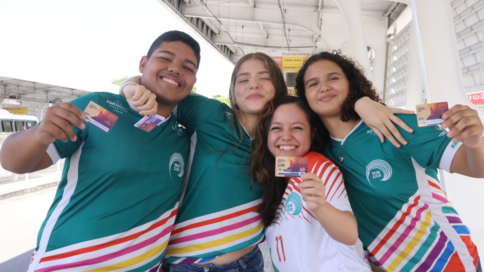 grupo de pessoas posa para a foto